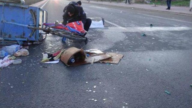 Simit Satmaya Giderken Otomobilin Çarpması Sonucu Öldü