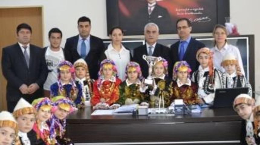 Halk Oyunları Şampiyonları Kapaklı İl&ccedil;e Milli Eğitim M&uuml;d&uuml;r&uuml;&rsquo;n&uuml; Ziyaret Etti