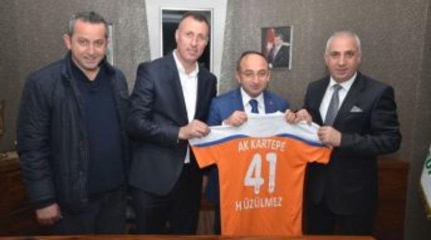 &Uuml;z&uuml;lmez&rsquo;e Ak Kartepe Takım Forması Hediye Edildi
