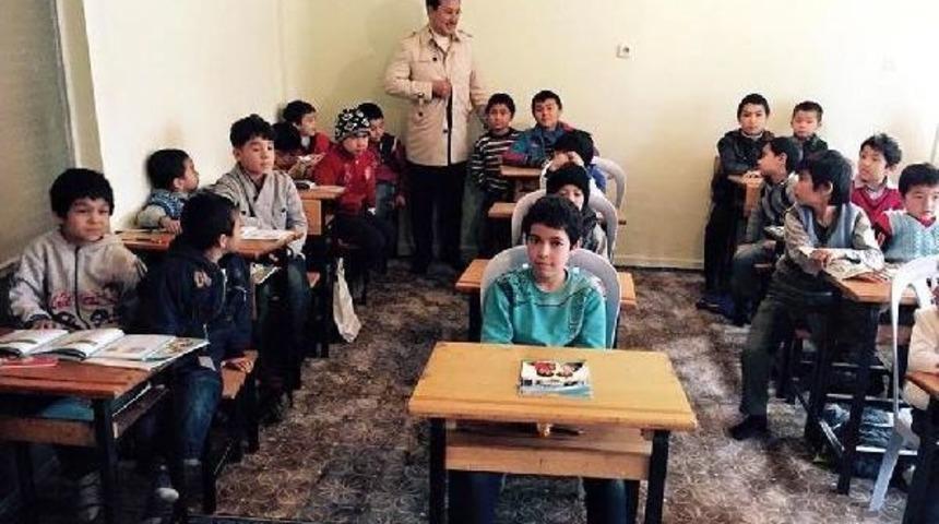 Uygur &Ccedil;ocuklara T&uuml;rkiye T&uuml;rk&ccedil;esi Dersleri