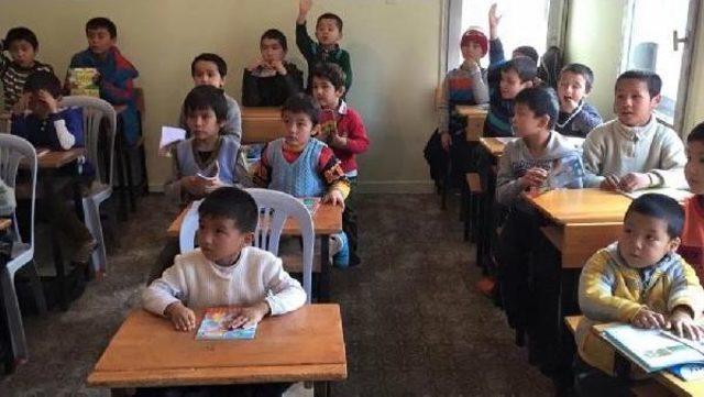 Uygur Çocuklara Türkiye Türkçesi Dersleri