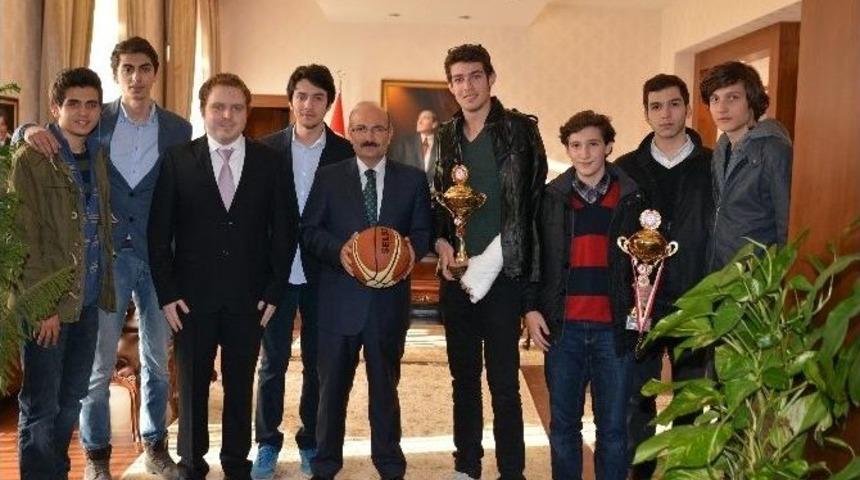 Basketbolun Birincileri Vali K&uuml;rkl&uuml;&rsquo;y&uuml; Ziyaret Etti