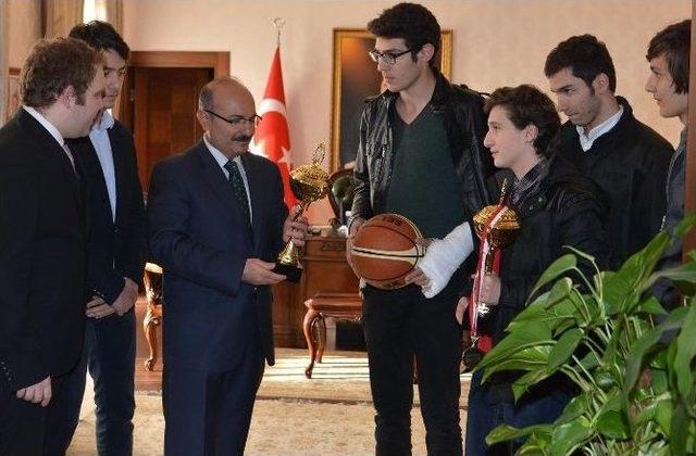 Basketbolun Birincileri Vali K&uuml;rkl&uuml;&rsquo;y&uuml; Ziyaret Etti 1