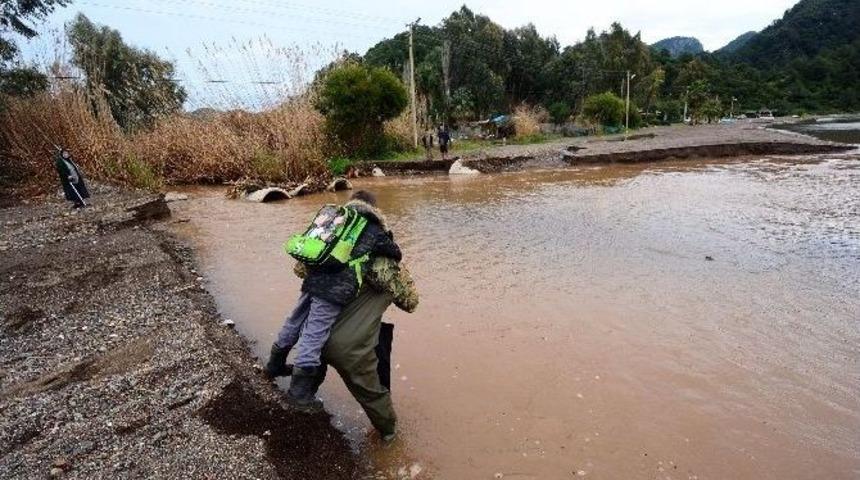 Mahsur Kalan Vatandaşı Sırtında Taşıdılar