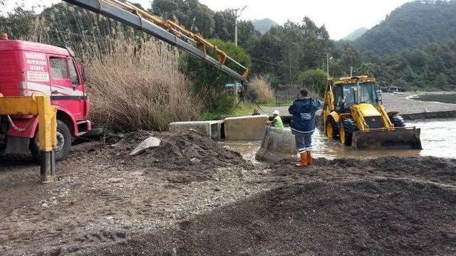 Mahsur Kalan Vatandaşı Sırtında Taşıdılar