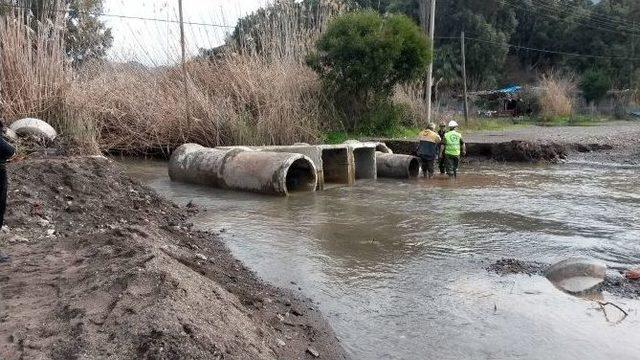 Mahsur Kalan Vatandaşı Sırtında Taşıdılar