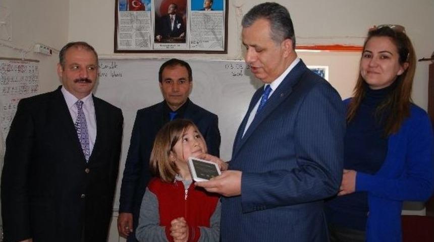 Kaymakam Cinbir, Başarıyı Tabletle &Ouml;d&uuml;llendirdi