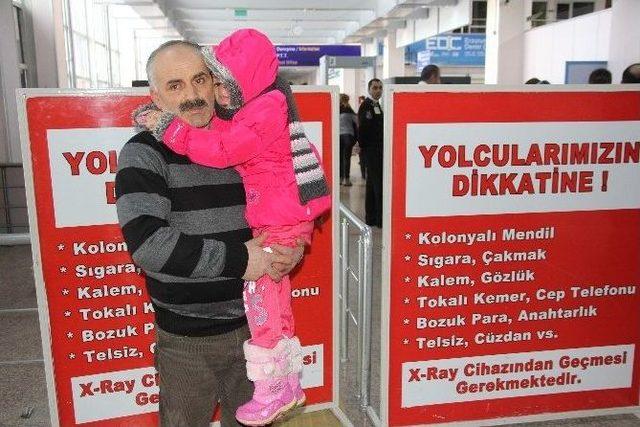 Yüzünde Tümör Çıkan Tuğsem, Tedavi İçin İstanbul’a Gitti