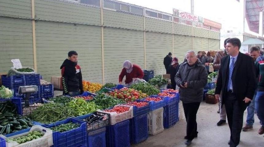 Başkan Ercengiz, Halk Pazarında Esnaf Ve Vatandaşı Dinledi