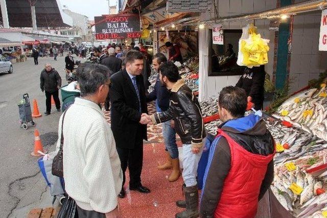 Başkan Ercengiz, Halk Pazarında Esnaf Ve Vatandaşı Dinledi