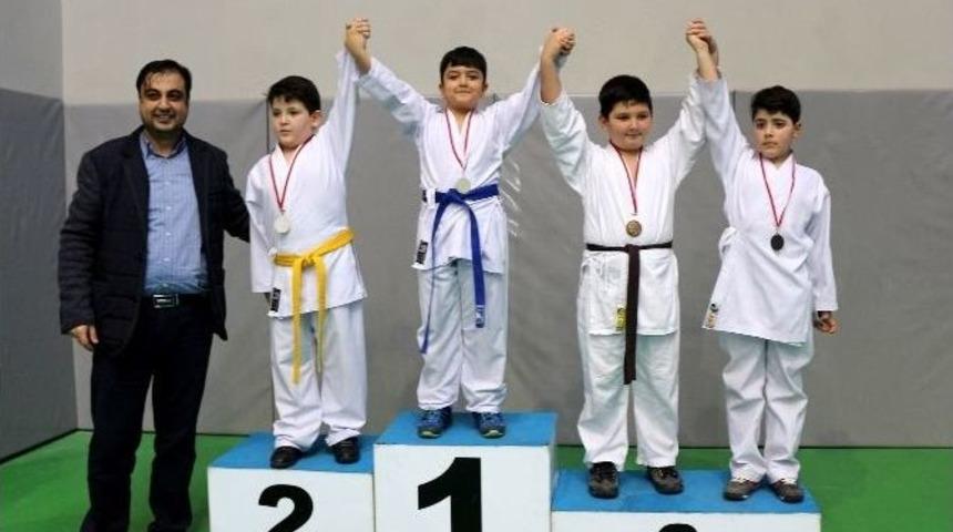 İhlas Koleji Karatecilerinden Madalya Yağmuru