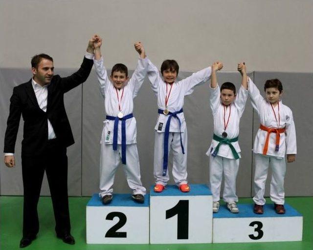 İhlas Koleji Karatecilerinden Madalya Yağmuru 1