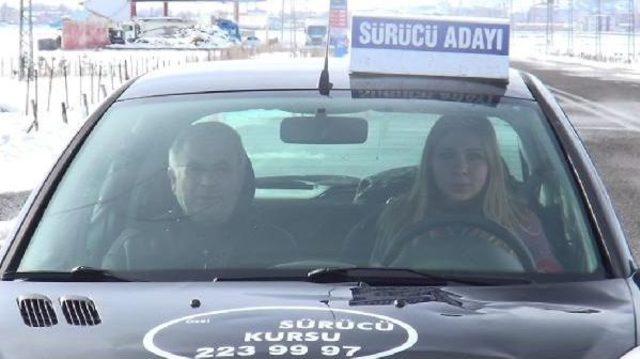 Kars ta Yılda 500 Kadın, S&uuml;r&uuml;c&uuml; Belgesi Alıyor 2