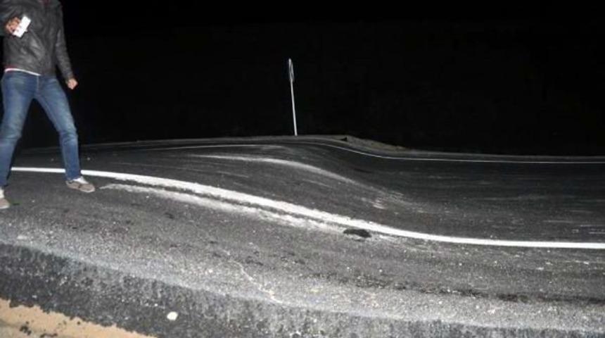 Heyelan Nedeniyle Yol Yarım Metre Y&uuml;kseldi