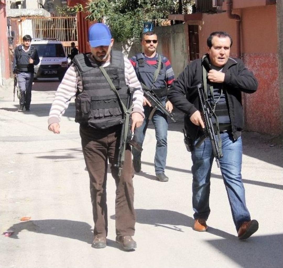 Kardeşini Kurtarmak İsteyen Polisi Yumrukladı