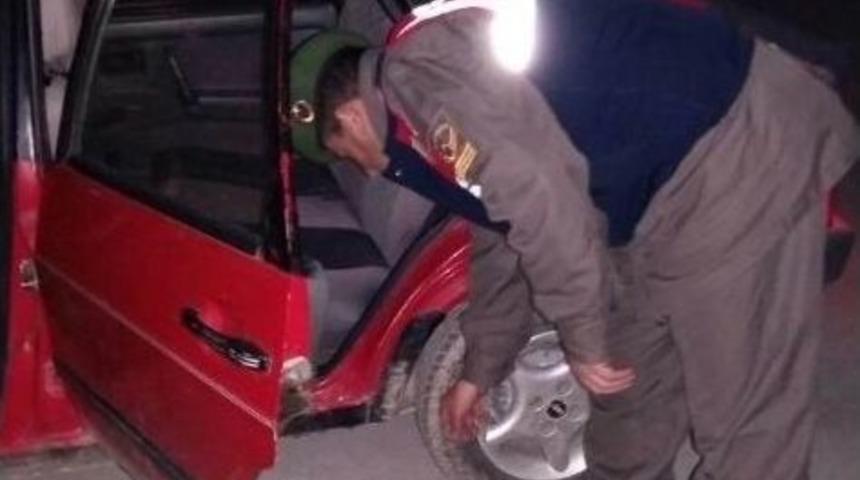 Jandarmayı G&ouml;r&uuml;nce Ara&ccedil;tan Atılan Paketten Uyuşturucu &Ccedil;ıktı