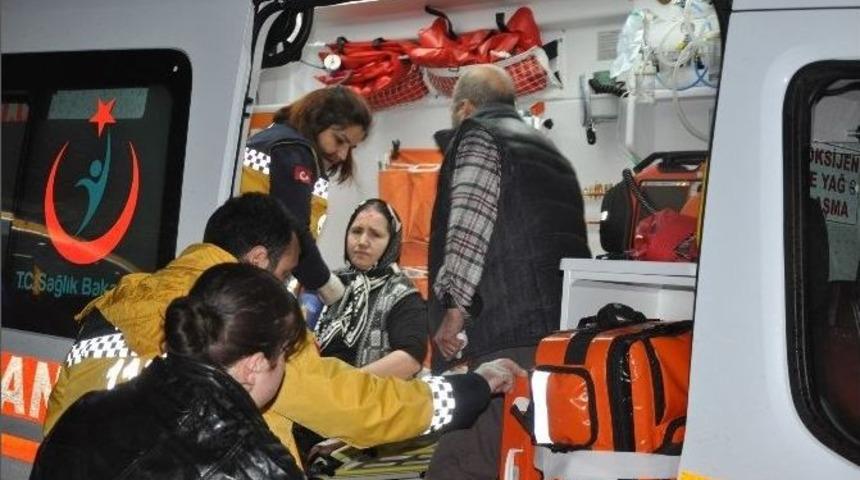 Yağmur Suyu Kanalına D&uuml;şen Ara&ccedil;ta İki Kişi Yaralandı