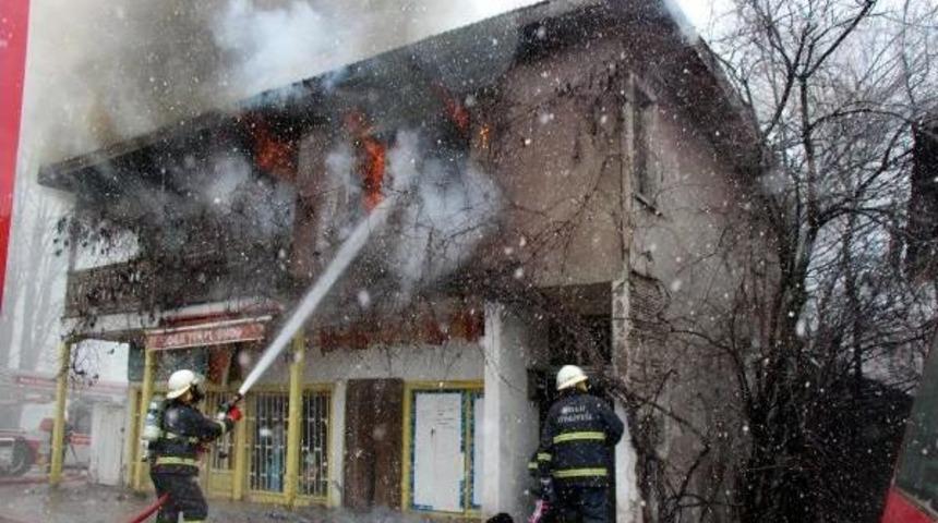 2 Katlı Ahşap Ev Alev Alev Yandı