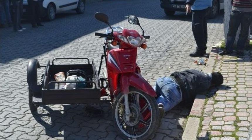 Kasksız Motosiklet S&uuml;r&uuml;c&uuml;s&uuml; Ağaca &Ccedil;arptı