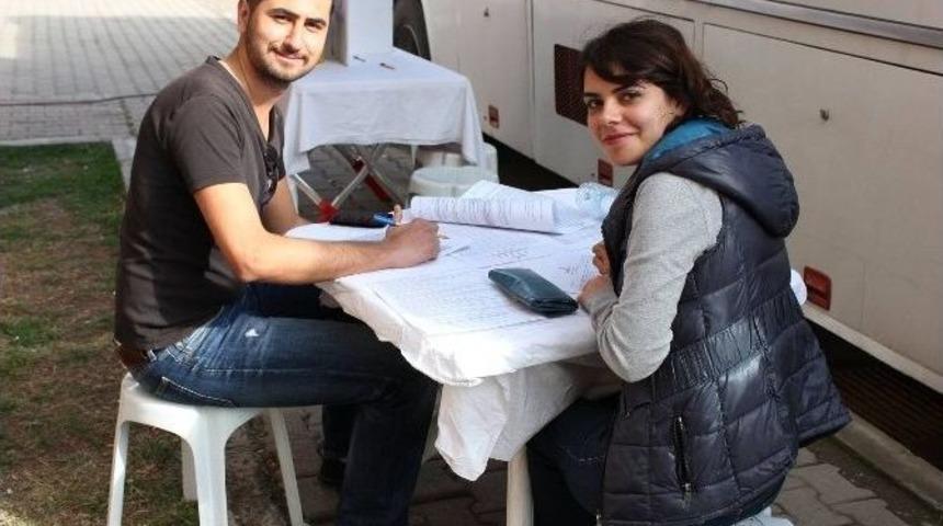 Ayvalık Myo Kan Bağışlarında &Ouml;nc&uuml;l&uuml;ğ&uuml;n&uuml; S&uuml;rd&uuml;r&uuml;yor