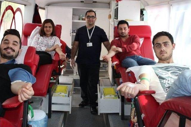 Ayvalık Myo Kan Bağışlarında &Ouml;nc&uuml;l&uuml;ğ&uuml;n&uuml; S&uuml;rd&uuml;r&uuml;yor 1