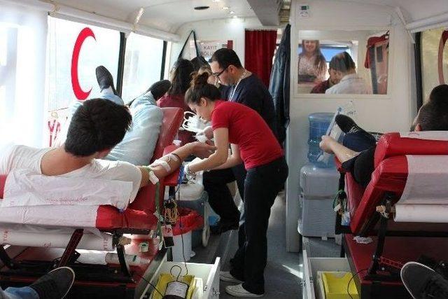 Ayvalık Myo Kan Bağışlarında &Ouml;nc&uuml;l&uuml;ğ&uuml;n&uuml; S&uuml;rd&uuml;r&uuml;yor 2