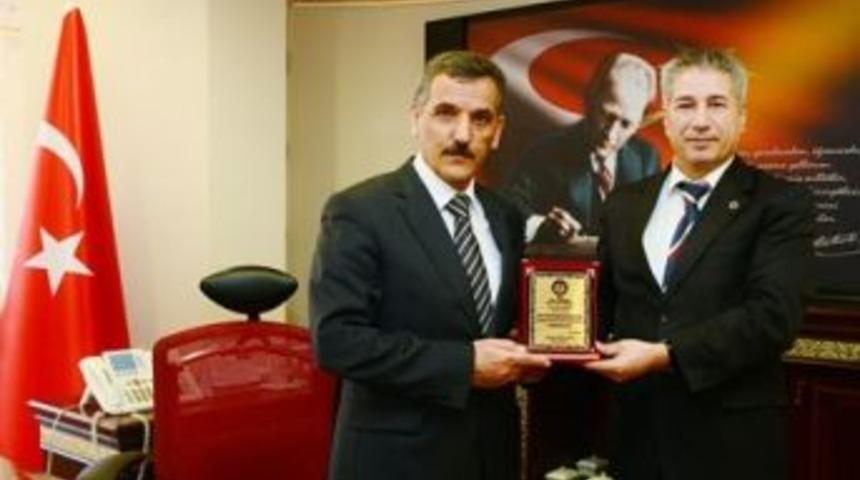 Tunceli Valisine Teşekk&uuml;r Plaketi