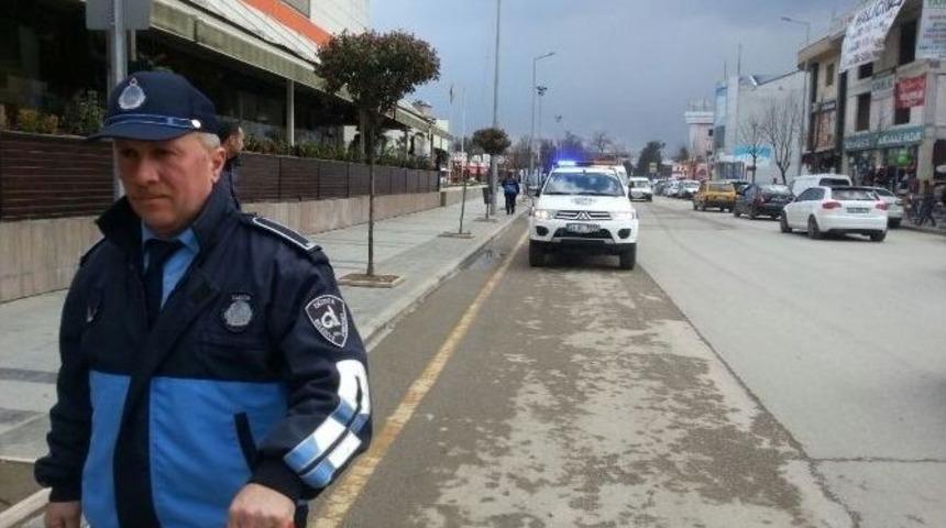 D&uuml;zce Zabıtasından Tabela Operasyonu