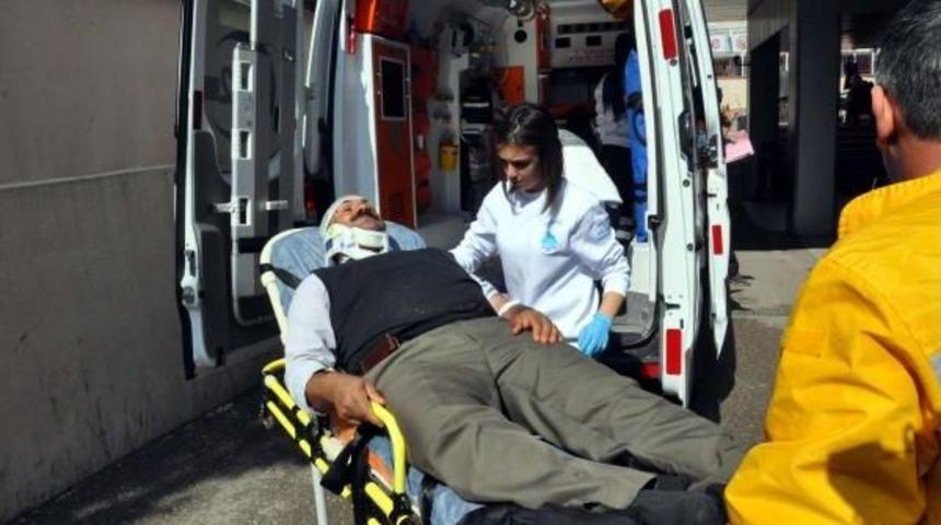 Adıyaman'da Otomobiller &Ccedil;arpıştı: 2 Yaralı