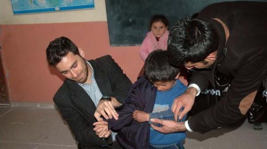 &Ccedil;atak'ta &Ouml;ğrencilere Işadamından Giyim Yardımı