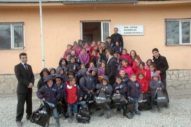 Çatak'ta Öğrencilere Işadamından Giyim Yardımı