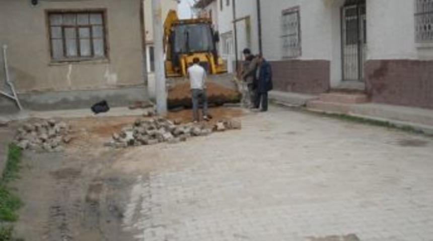 Bolvadin&rsquo;de Bozulan Yollar Tekrar Yapılıyor