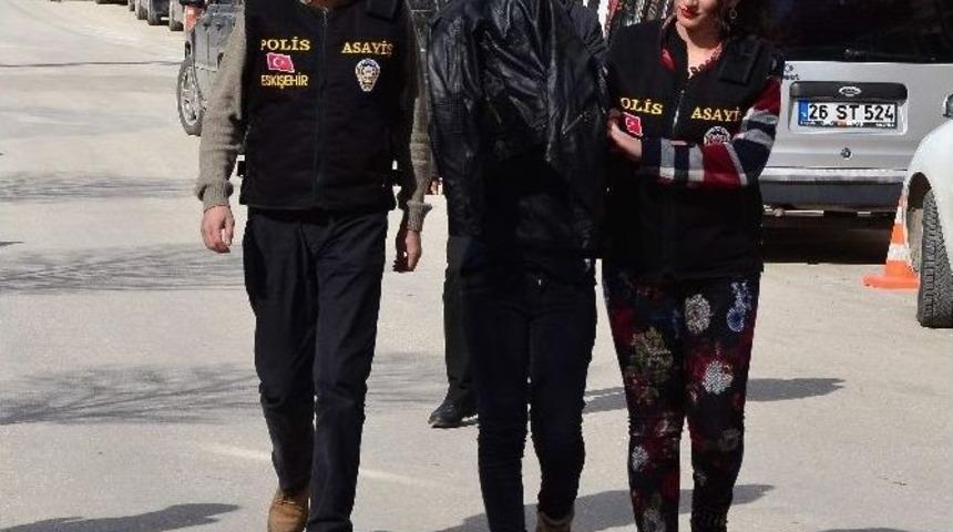 Okul &Ouml;nlerinde Velileri Soyduğu İddia Edilen Kadın Yankesici Yakalandı