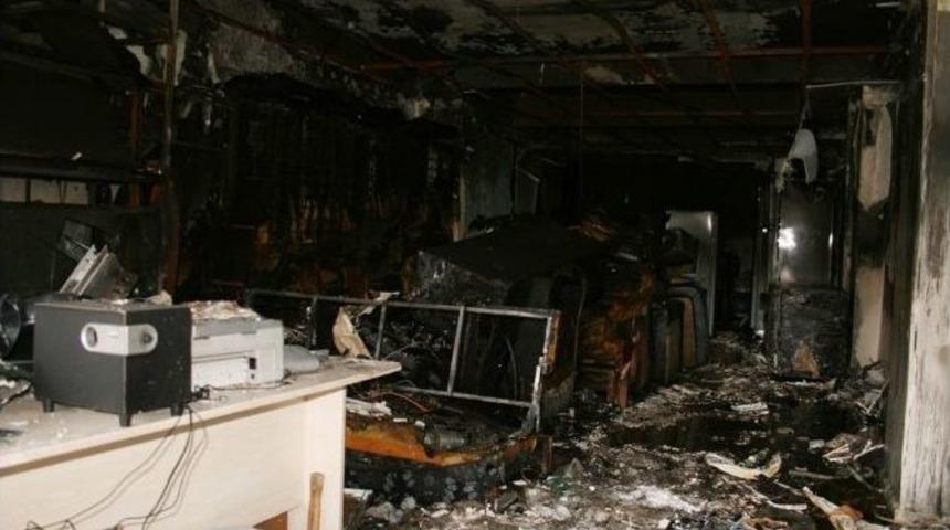 İkinci El Eşya Mağazası Kundaklandı: 3 G&ouml;zaltı