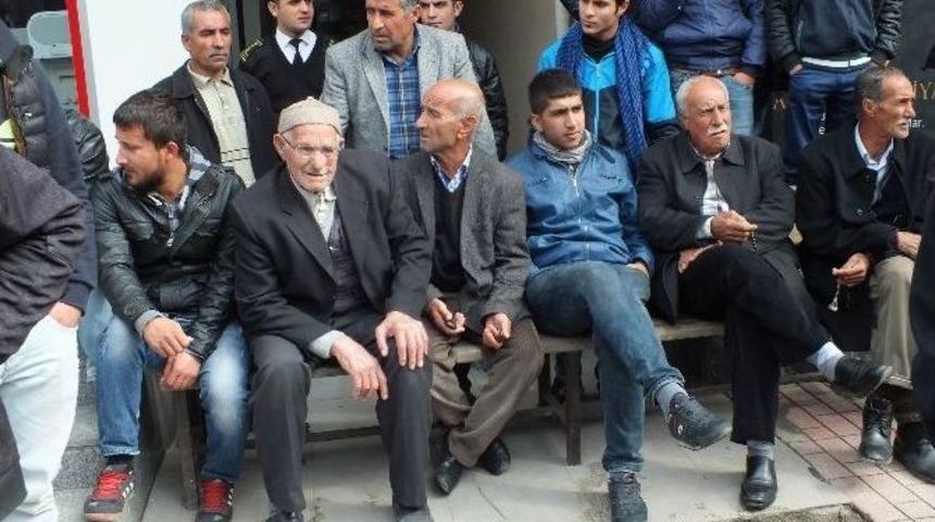 55 Hane İ&ccedil;in 400 Kva&rsquo;lık Trafo İsteyen K&ouml;yl&uuml;ler, Eylem Yaptı