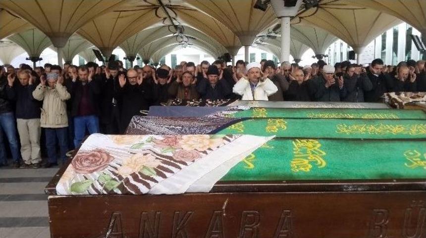 12 Eyl&uuml;l&rsquo;&uuml;n Simge İsimlerinden Erdal Eren&rsquo;in Annesi Toprağa Verildi