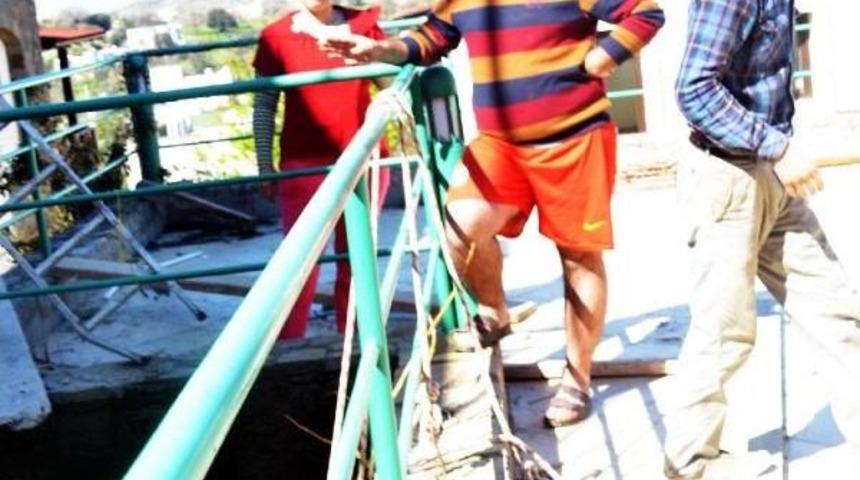 Taş Ustası, Iskeleden D&uuml;ş&uuml;p Yaralandı