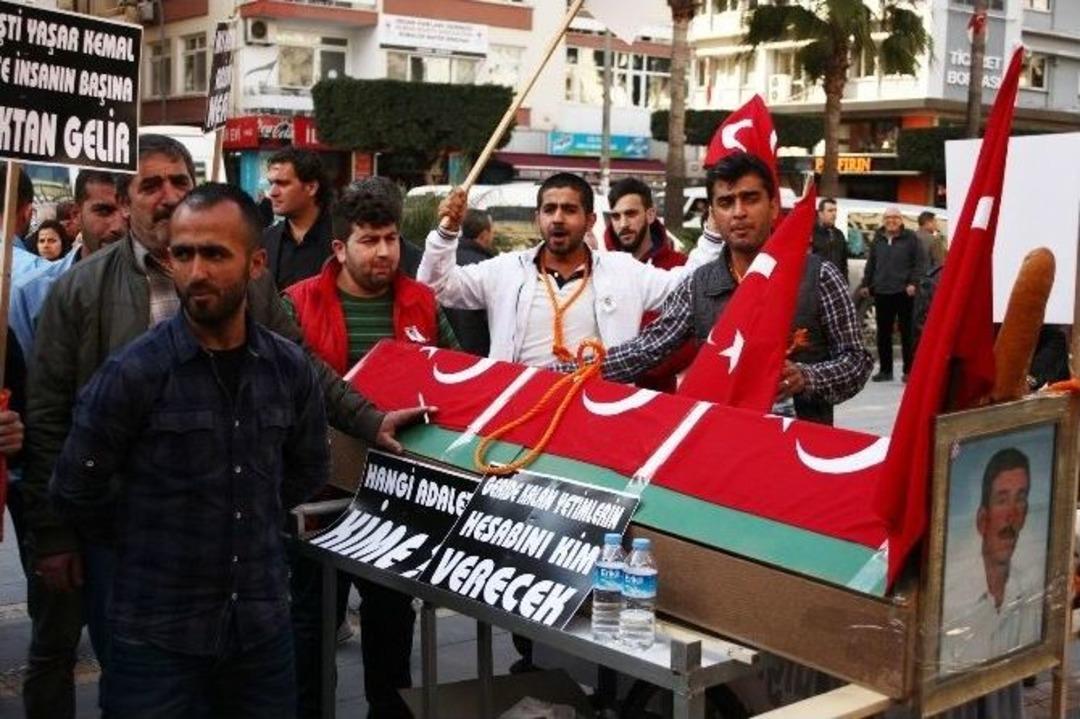 Seyyar Satıcılarından Belediye &Ouml;n&uuml;nde Tabutlu Eylem