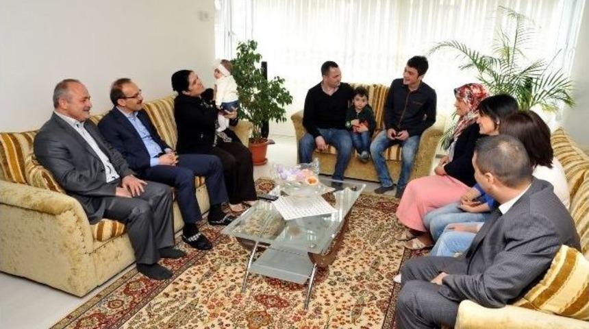 Uşak Valisi Yavuz, Sosyal Medyadan Gelen Daveti Kırmadı