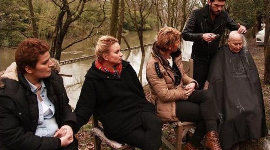 Kadınlar, Meme Kanseri I&ccedil;in Sa&ccedil;larını Kestirdi