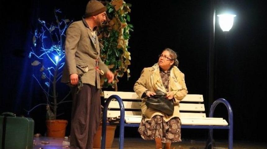 &lsquo;tut Elimden&rsquo; Tiyatro Oyunu Sahnelendi