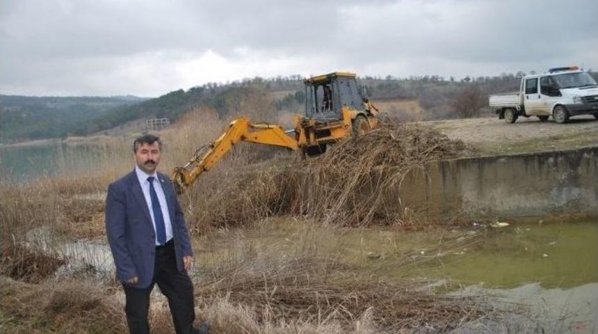 Pazarlar&rsquo;da Sulama G&ouml;letinin &Ccedil;evresi Temizleniyor