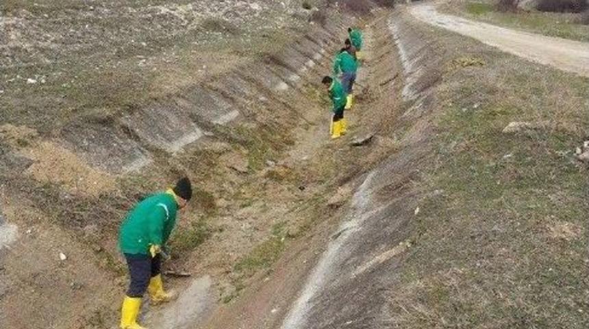 K&uuml;tahya&rsquo;da Sulama Kanalları Temizleniyor