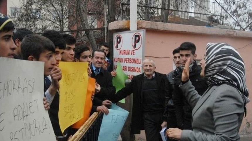 &Ouml;ğrenciler &Ouml;ğretmenleri İ&ccedil;in Y&uuml;r&uuml;d&uuml;