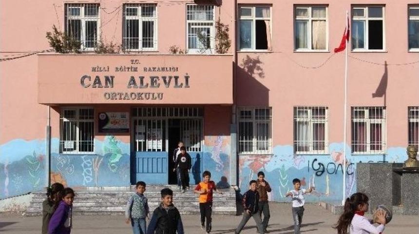 Gaziantep&rsquo;te İndirilen T&uuml;rk Bayrağının Yerine Yenisi Asıldı