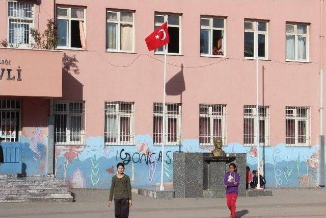 Gaziantep’te İndirilen Türk Bayrağının Yerine Yenisi Asıldı