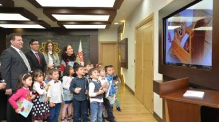 Başkan Yılmaz, Miniklerle &Ccedil;izgi Film İzledi