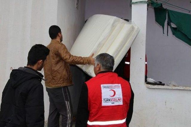 Almanya’dan Silopi’deki Ezidilere Yatak Ve Giyim Yardımı