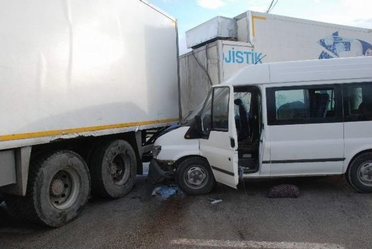İş&ccedil;ileri Taşıyan Minib&uuml;s Tır&rsquo;a &Ccedil;arptı: 8 Yaralı
