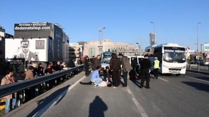 Asfaltta Ambulans Beklediler...